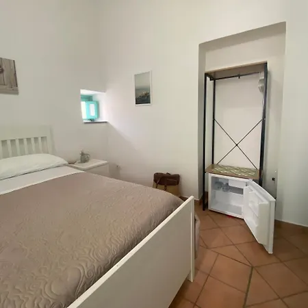 Caieta: La Casa Nella Roccia Affittacamere 3*