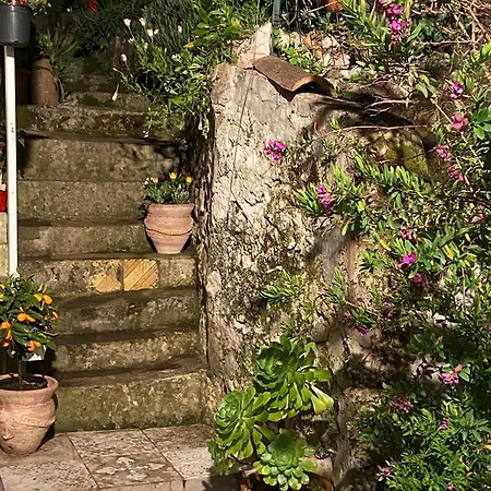 Affittacamere Caieta: La Casa Nella Roccia