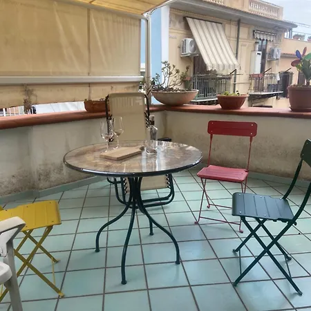 Caieta: La Casa Nella Roccia 招待所